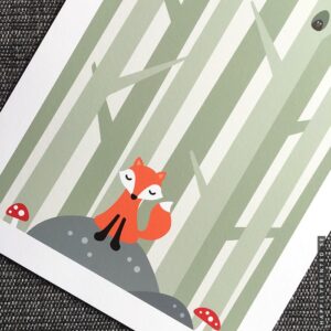 En söt och stilren barntavla med en räv i en mjukt illustrerad skog. Perfekt till barn som älskar djur och natur. Lugn färgpalett som passar alla barnrum.