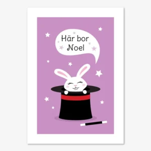 Fin namntavla med vit kanin i trollkarlshatt mot lila bakgrund. Text i pratbubbla "Här bor namn"