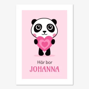 Illustration av en panda som håller ett rosa hjärta på ljusrosa bakgrund med anpassningsbart namn och text "Här bor".
