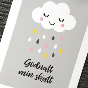 Rogivande barntavla med sovande moln, mjuka färger och texten “Godnatt min skatt”. Perfekt för ett tryggt och harmoniskt barnrum.