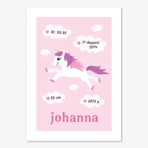 Söt doptavla med en liten enhörning och moln på rosa bakgrund