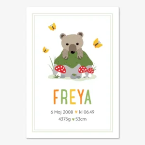 Fin doptavla föreställande en liten björnunge omgiven av gula fjärilar som tittar fram bakom en sten i skogen