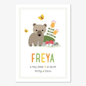 Skogsinspirerad barntavla med en illustrerad björn, fjärilar, blommor och anpassningsbart namn och födelsedata.